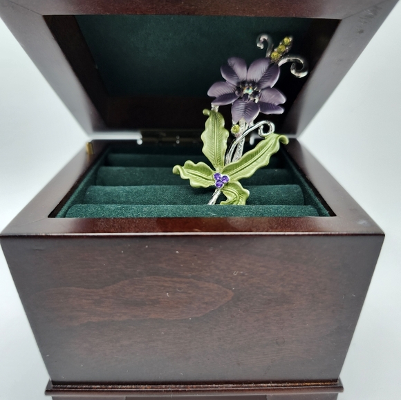 Jewelry - Peek a boo! Flower daisy brooch pin for sale. Box Not incl. Purple & green